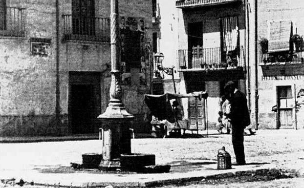 Abasteciéndose de agua en la fuente de La Solanilla. 