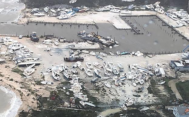 Imagen aérea, tomada por un helicóptero humanitario, que muestra la destrucción que ha dejado el huracán en las islas Bahamas.