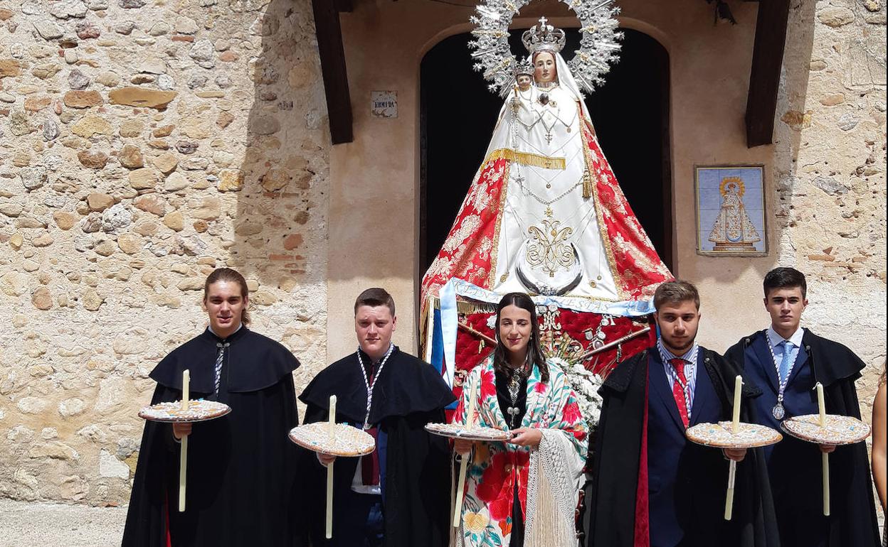 Los camareros de la Virgen de la Cruz, en la puerta de entrada de la ermita.