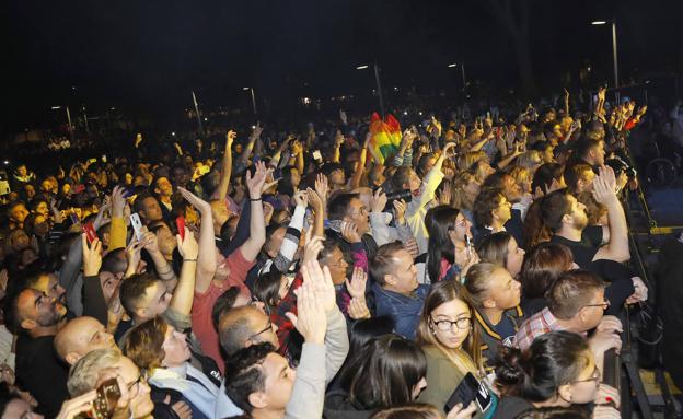 El Salón se llenó a rebosar de público. 