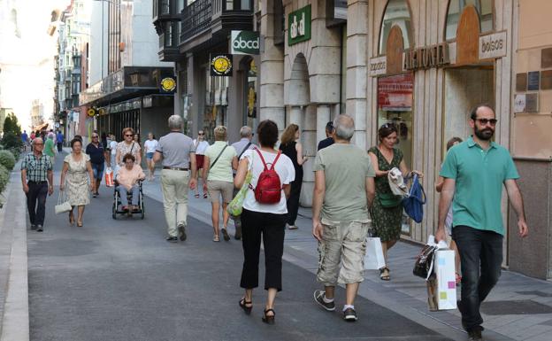 Viandantes circulan por la calle Regalado tras convertirse en una calle peatonal. 