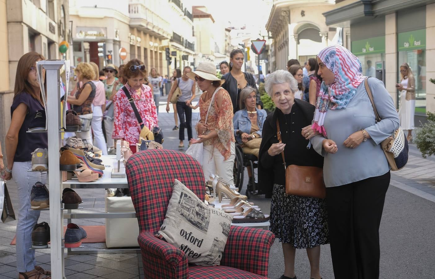 Establecimientos de diferentes sectores , textil, calzado, complementos, librería , papelería, hostelería, parafarmacia, belleza... participan en la campaña 'Días del stock en la calle Regalado'