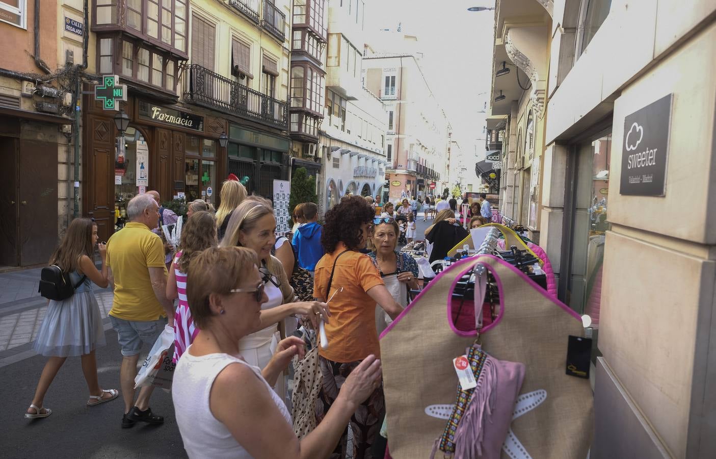 Establecimientos de diferentes sectores , textil, calzado, complementos, librería , papelería, hostelería, parafarmacia, belleza... participan en la campaña 'Días del stock en la calle Regalado'