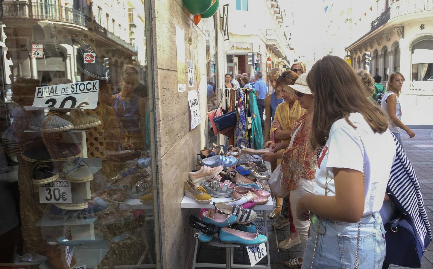 Establecimientos de diferentes sectores , textil, calzado, complementos, librería , papelería, hostelería, parafarmacia, belleza... participan en la campaña 'Días del stock en la calle Regalado'