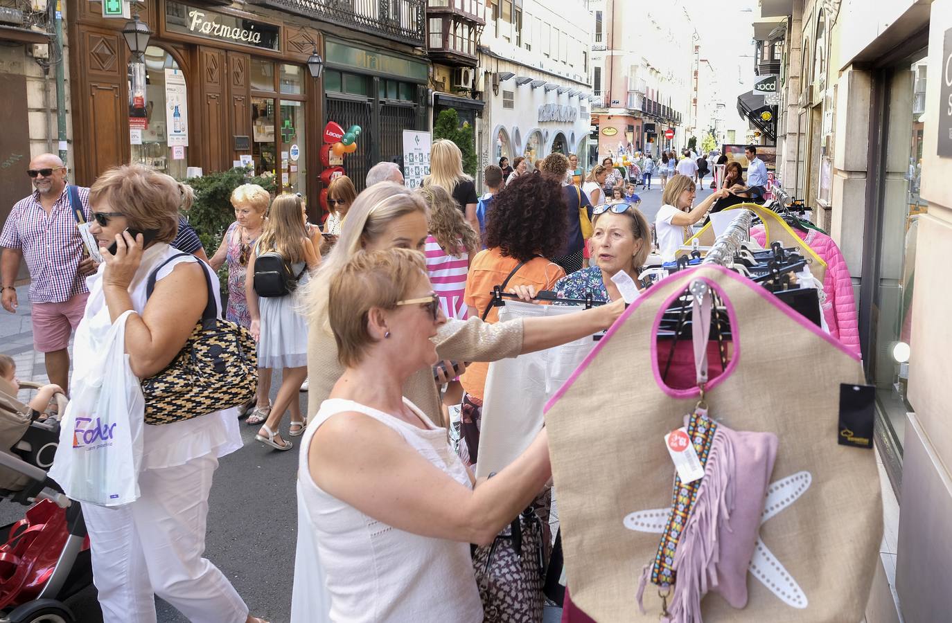 Establecimientos de diferentes sectores , textil, calzado, complementos, librería , papelería, hostelería, parafarmacia, belleza... participan en la campaña 'Días del stock en la calle Regalado'