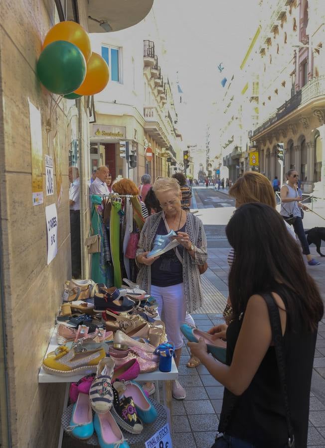 Establecimientos de diferentes sectores , textil, calzado, complementos, librería , papelería, hostelería, parafarmacia, belleza... participan en la campaña 'Días del stock en la calle Regalado'