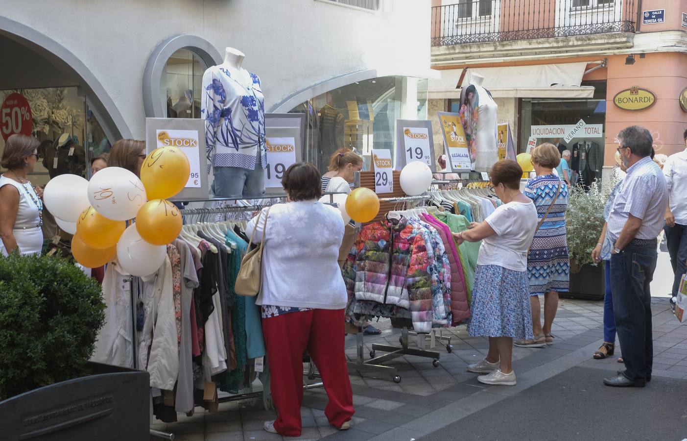 Establecimientos de diferentes sectores , textil, calzado, complementos, librería , papelería, hostelería, parafarmacia, belleza... participan en la campaña 'Días del stock en la calle Regalado'