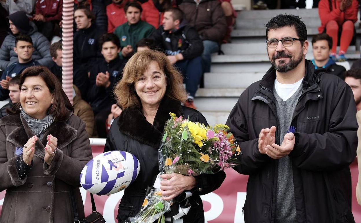 Blanca Fernández Ochoa, escoltada por los ediles Victoria Soto y Alberto Bustos, el 10-12-2018. :: 