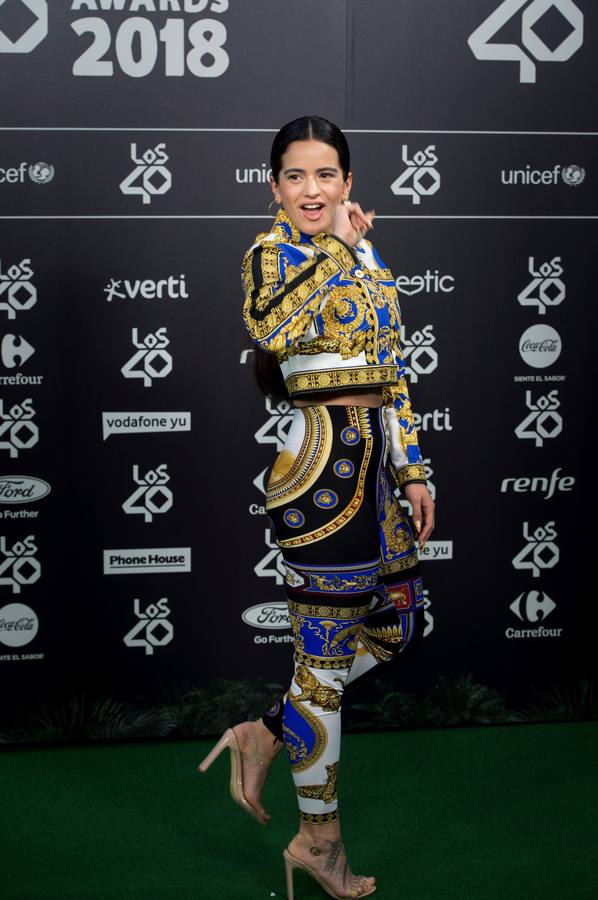 Flecos, volantes, dorados, brillos, 'animal print', látex negro, transparencias... A Rosalía no se le resiste ninguna tendencia