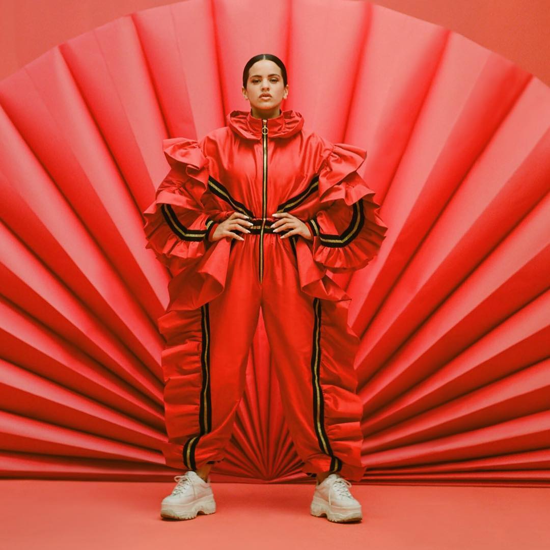 Flecos, volantes, dorados, brillos, 'animal print', látex negro, transparencias... A Rosalía no se le resiste ninguna tendencia