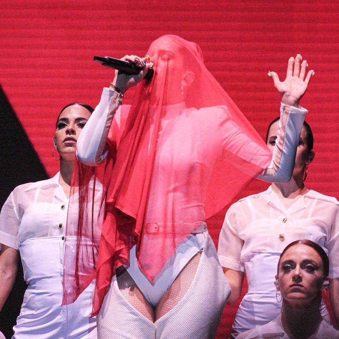 Flecos, volantes, dorados, brillos, 'animal print', látex negro, transparencias... A Rosalía no se le resiste ninguna tendencia