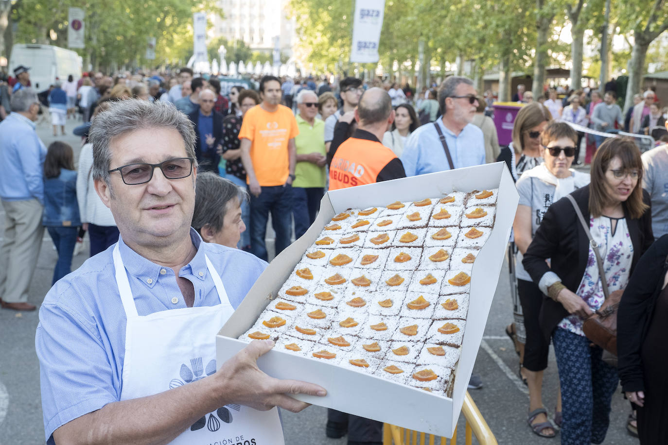 Fotos: Reparto de las tarta de la Virgen de San Lorenzo
