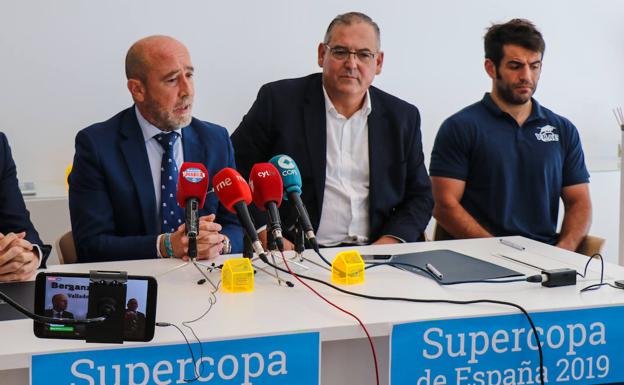 José María Valentín-Gamazo, José Antonio Baeta, de Aedas Home, y Diego Merino, en la presentación de la Supercopa de España.