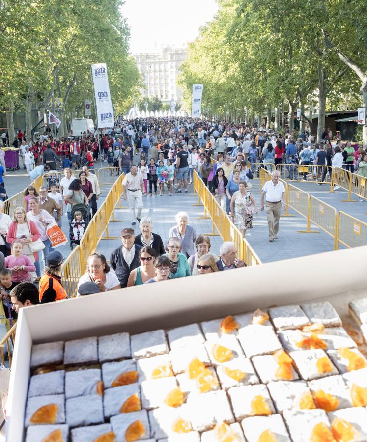 Fotos: Reparto de las tarta de la Virgen de San Lorenzo