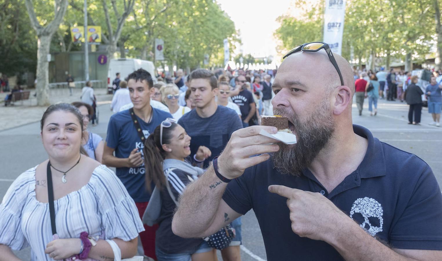 Fotos: Reparto de las tarta de la Virgen de San Lorenzo