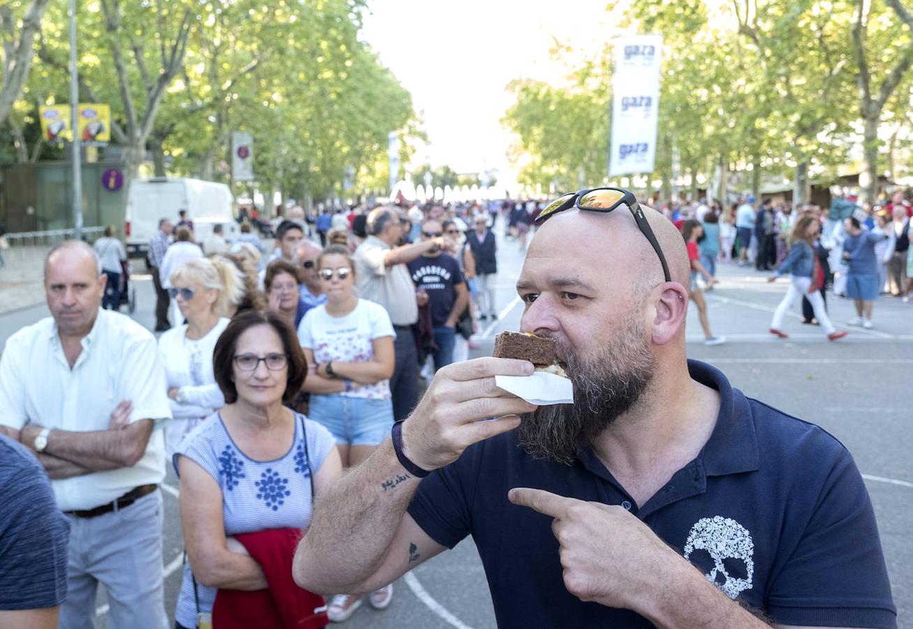Fotos: Reparto de las tarta de la Virgen de San Lorenzo