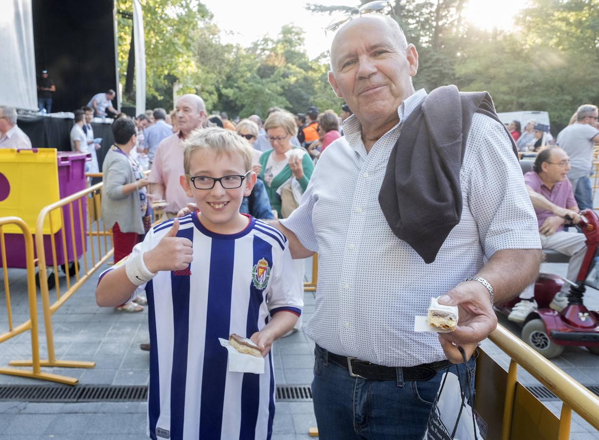 Fotos: Reparto de las tarta de la Virgen de San Lorenzo