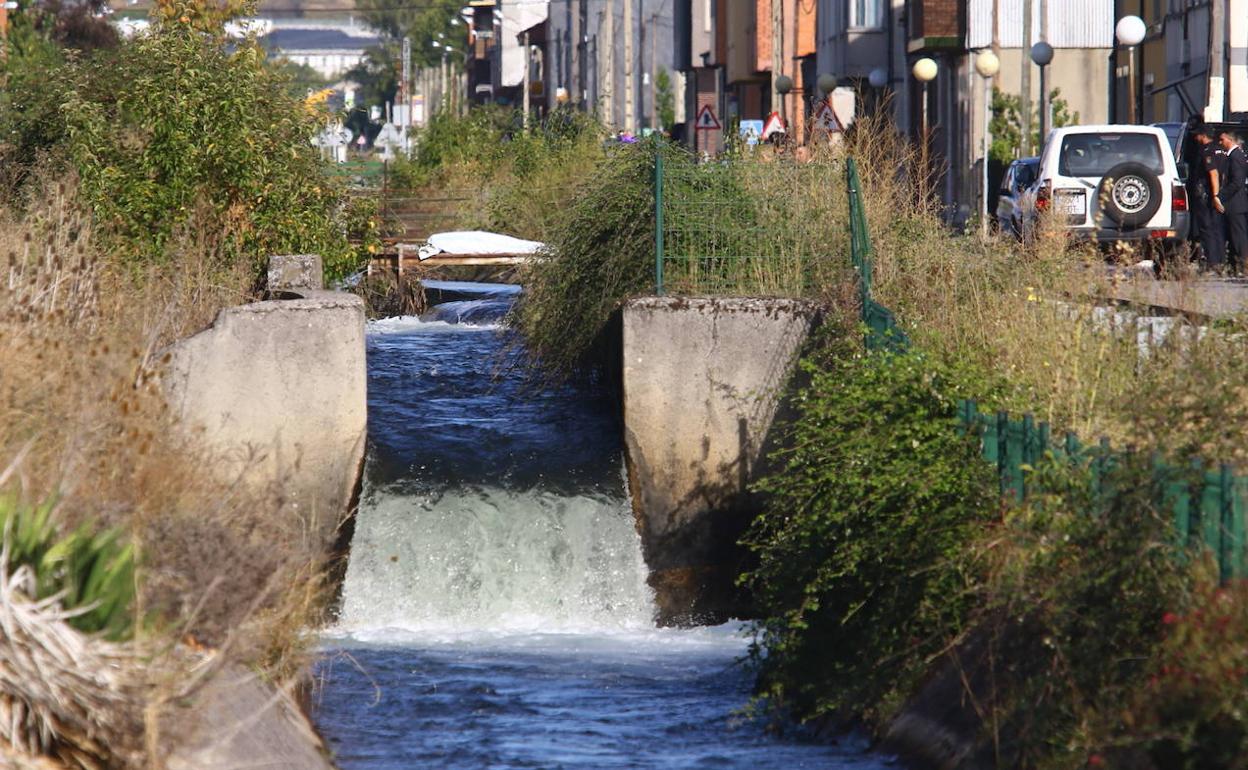 Aparece el cadáver de una persona en el Canal Bajo del Bierzo en el barrio ponferradino de Cuatrovientos.