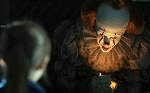 Pennywise (Bill Skarsgard) regresa para hacer de las suyas.