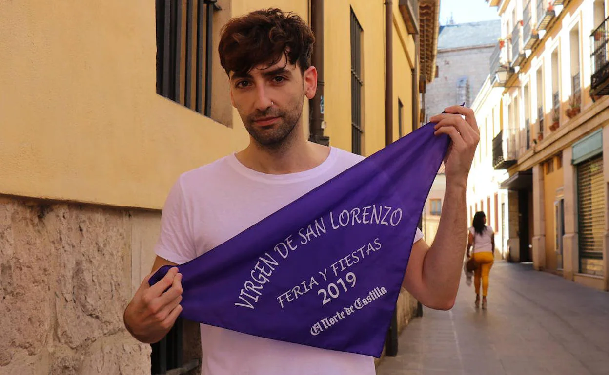 Cristian Haroche, cantante del grupo Sharon Bates, sujetando el pañuelo de fiestas.