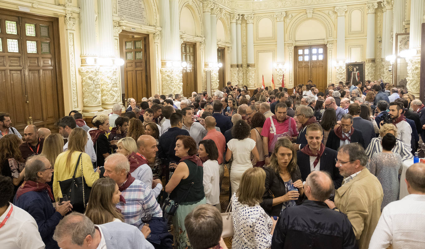 Los invitados conversan animadamente en el salón de recepciones del Ayuntamiento.