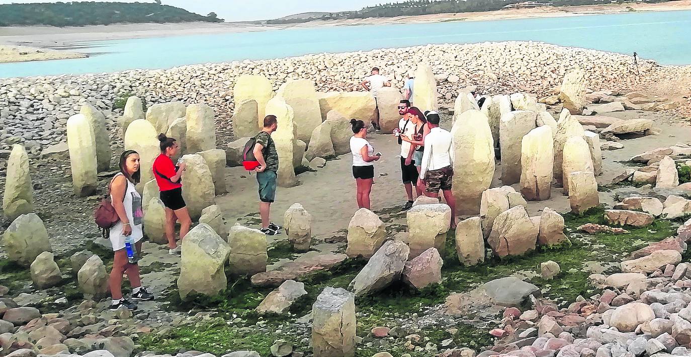Los grupos de visitantes se suceden en el dolmen de Guadalperal desde que emergió del fondo del pantano de Valdecañas a mediados del pasado mes de agosto.