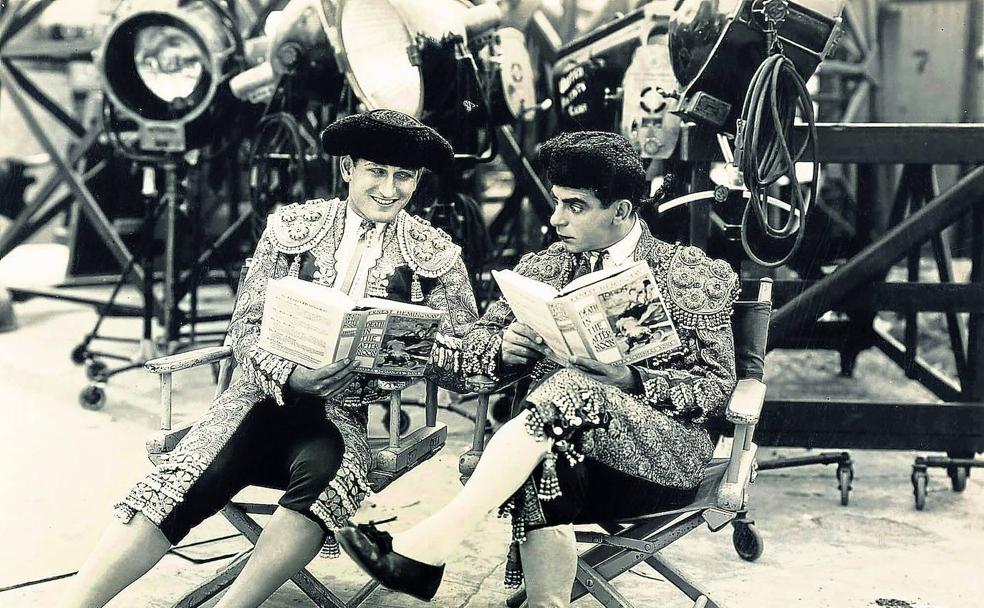 El torero neoyorquino sonríe a Eddie Cantor en el set de rodaje de 'The kid from Spain', película para la que trabajó como asesor técnico y actor en 1932