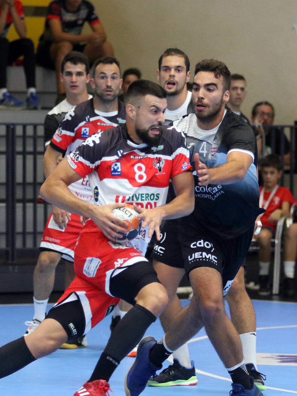 Fotos: Victoria del Balonmano Nava ante el Atlético Valladolid en el comienzo de la Liga Asobal