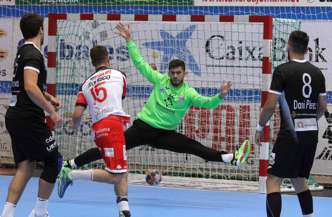 Fotos: Victoria del Balonmano Nava ante el Atlético Valladolid en el comienzo de la Liga Asobal