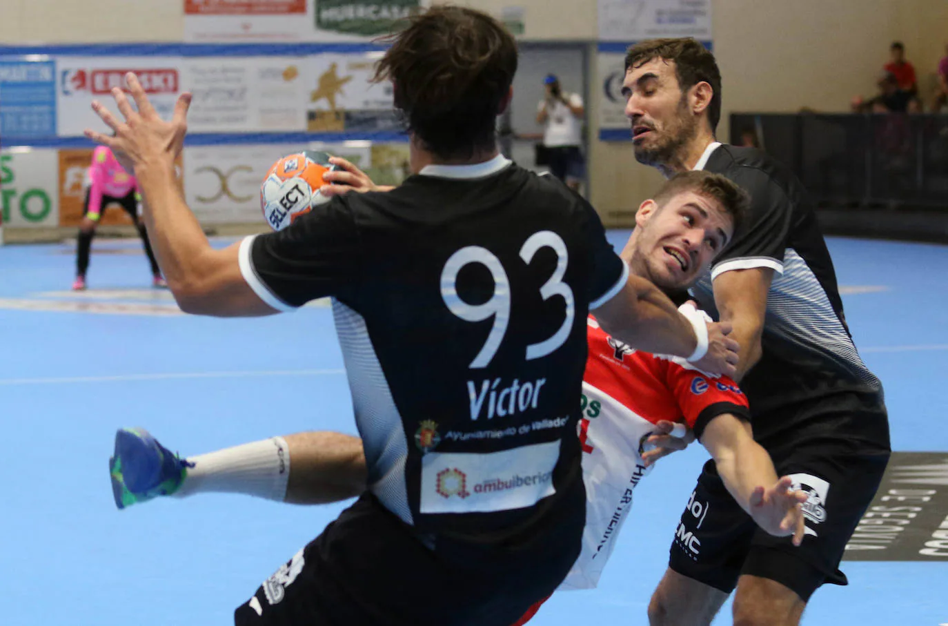 Fotos: Victoria del Balonmano Nava ante el Atlético Valladolid en el comienzo de la Liga Asobal