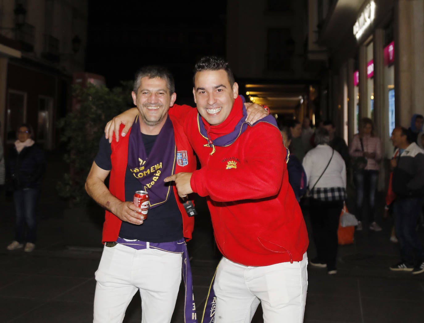 Fotos: Desfile de peñas en la Calle Mayor de Palencia