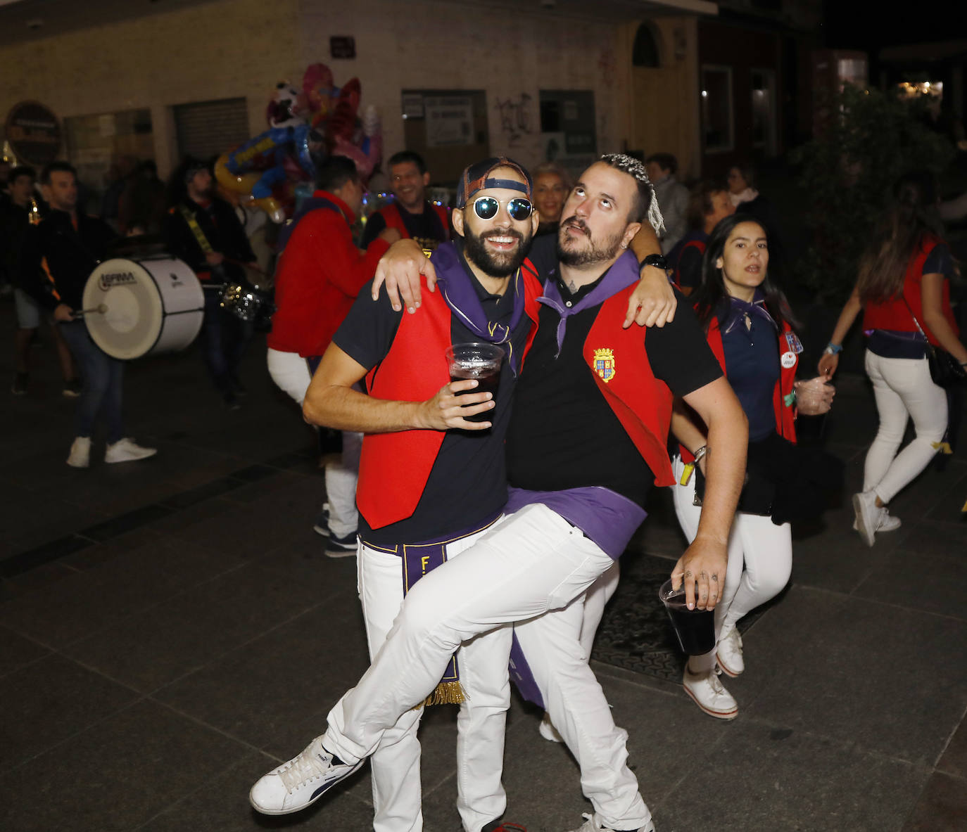 Fotos: Desfile de peñas en la Calle Mayor de Palencia