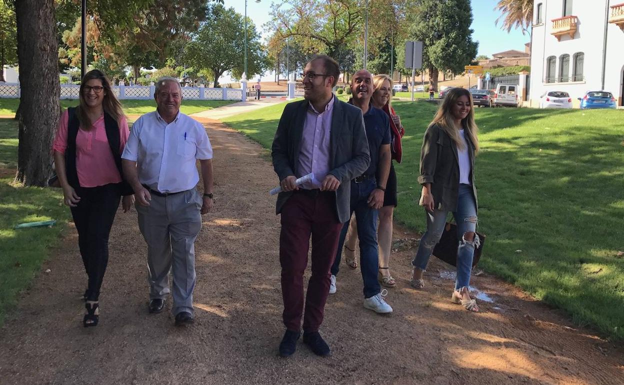 El alcalde de Ciudad Rodrigo junto a varios concejales en un recorrido por la Florida.