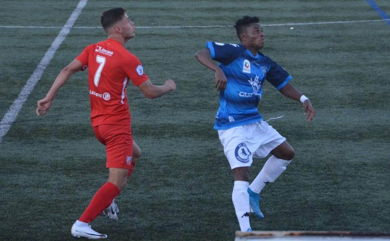 Asamoah intenta controlar un balón en el centro del campo. 