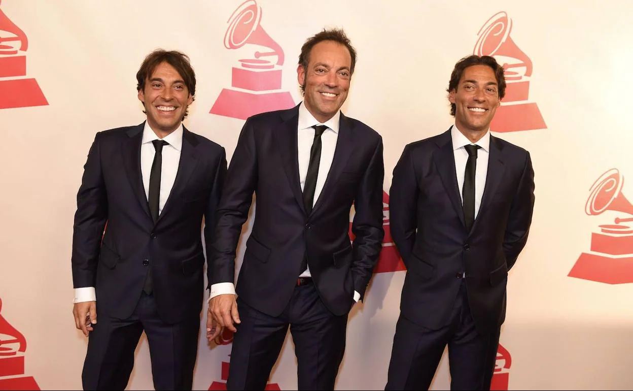 Manuel, en el centro, junto a sus hermanos, Raúl a la izquierda y Óscar a la derecha. 