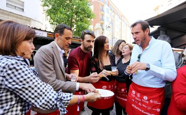 El alcalde de Valladolid, Óscar Puente; el presidente de la Diputación de Valladolid, Conrado Íscar; y la presidenta de Empresarios de Hostelería, María José Hernández,; entre otros, asisten a la inauguración de la Feria de Día. 