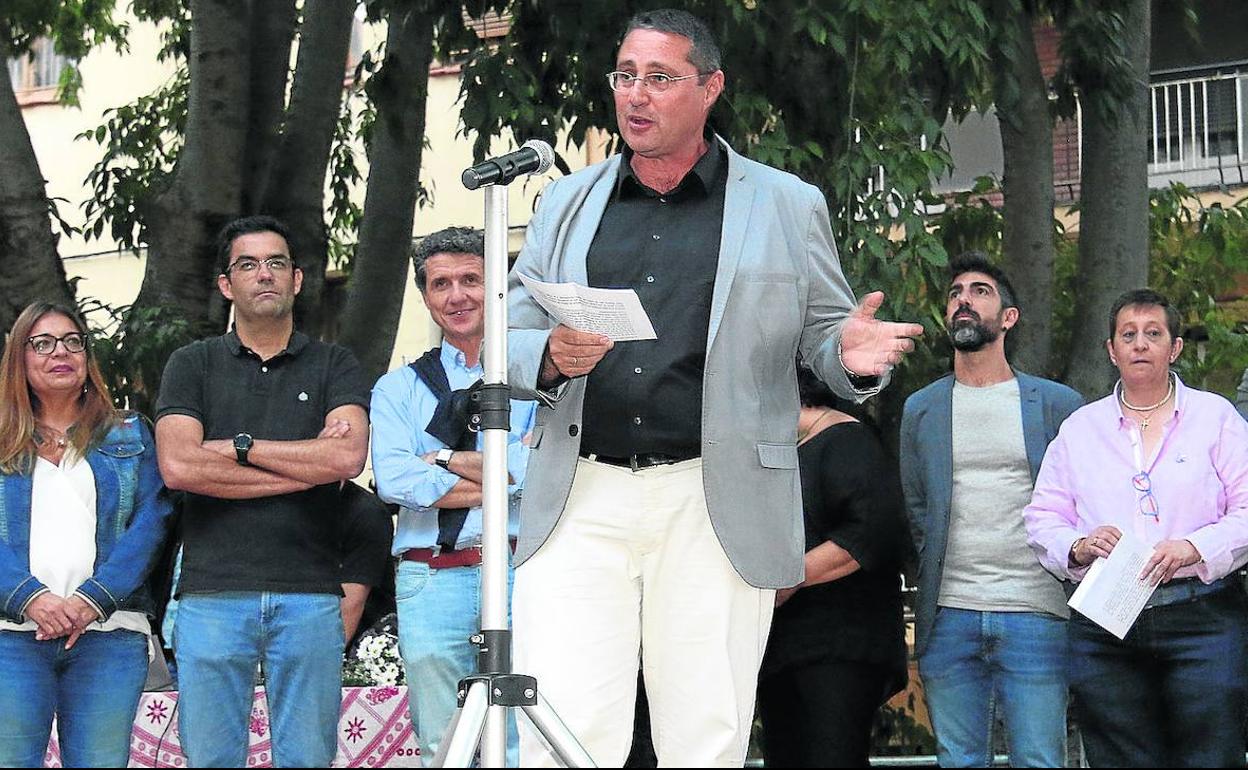 El coronel Martínez Ferrer, durante la lectura del pregón, arropado por representantes municipales y de la asociación de vecinos. 