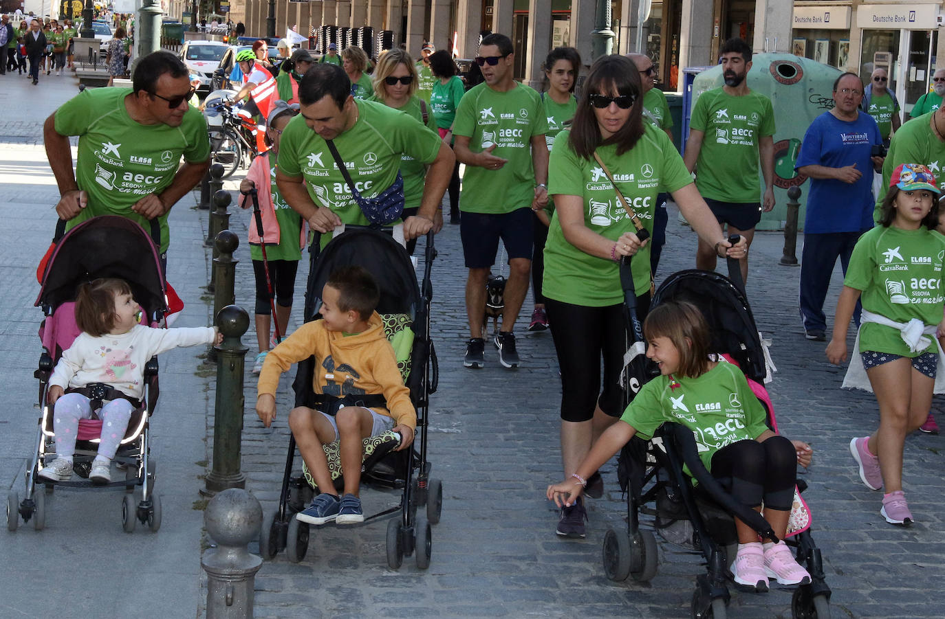Fotos: VI Marcha contra el Cáncer en Segovia