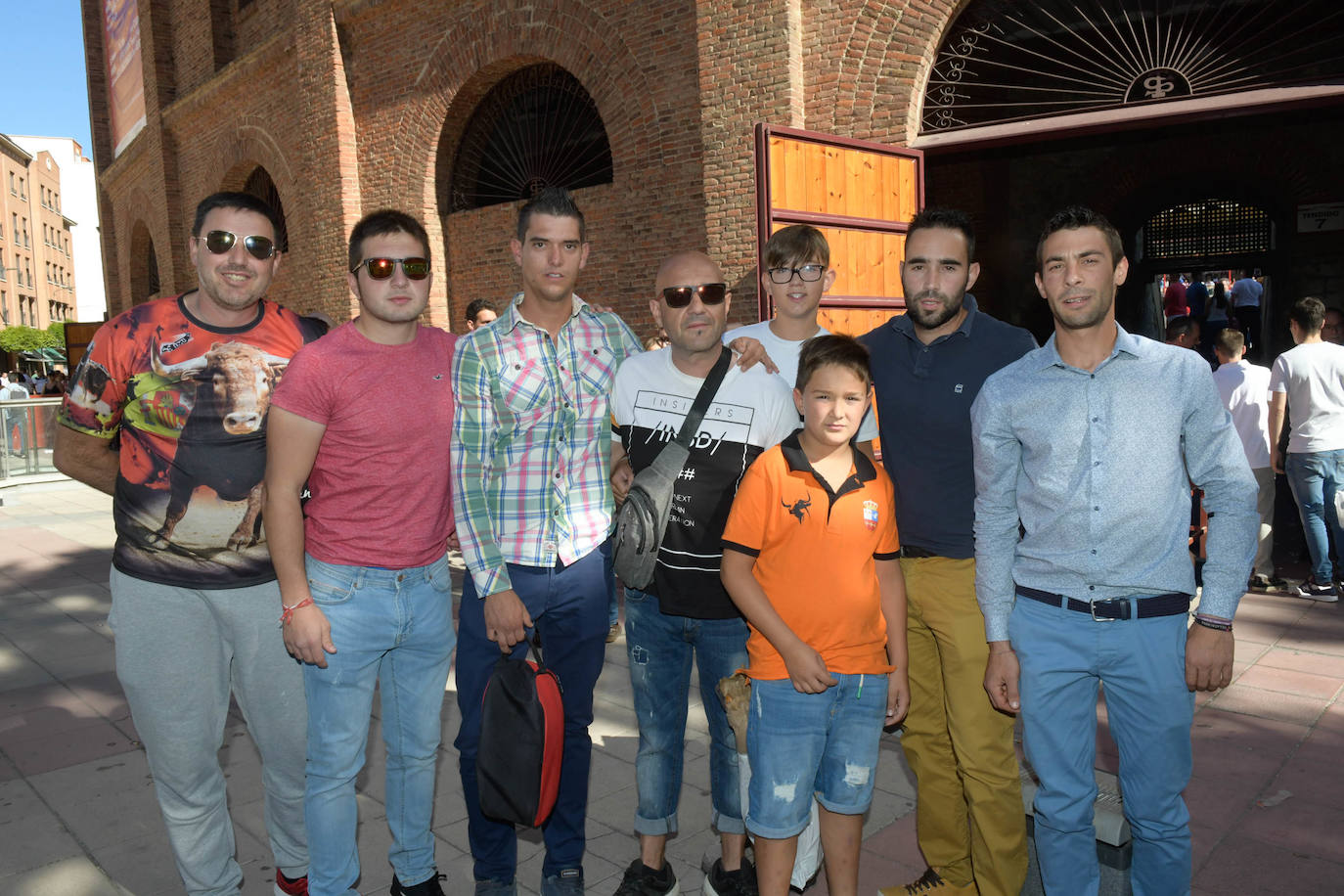 El cortador Luis Alberto 'Palomita' junto a unos amigos que acudieron a animarle.