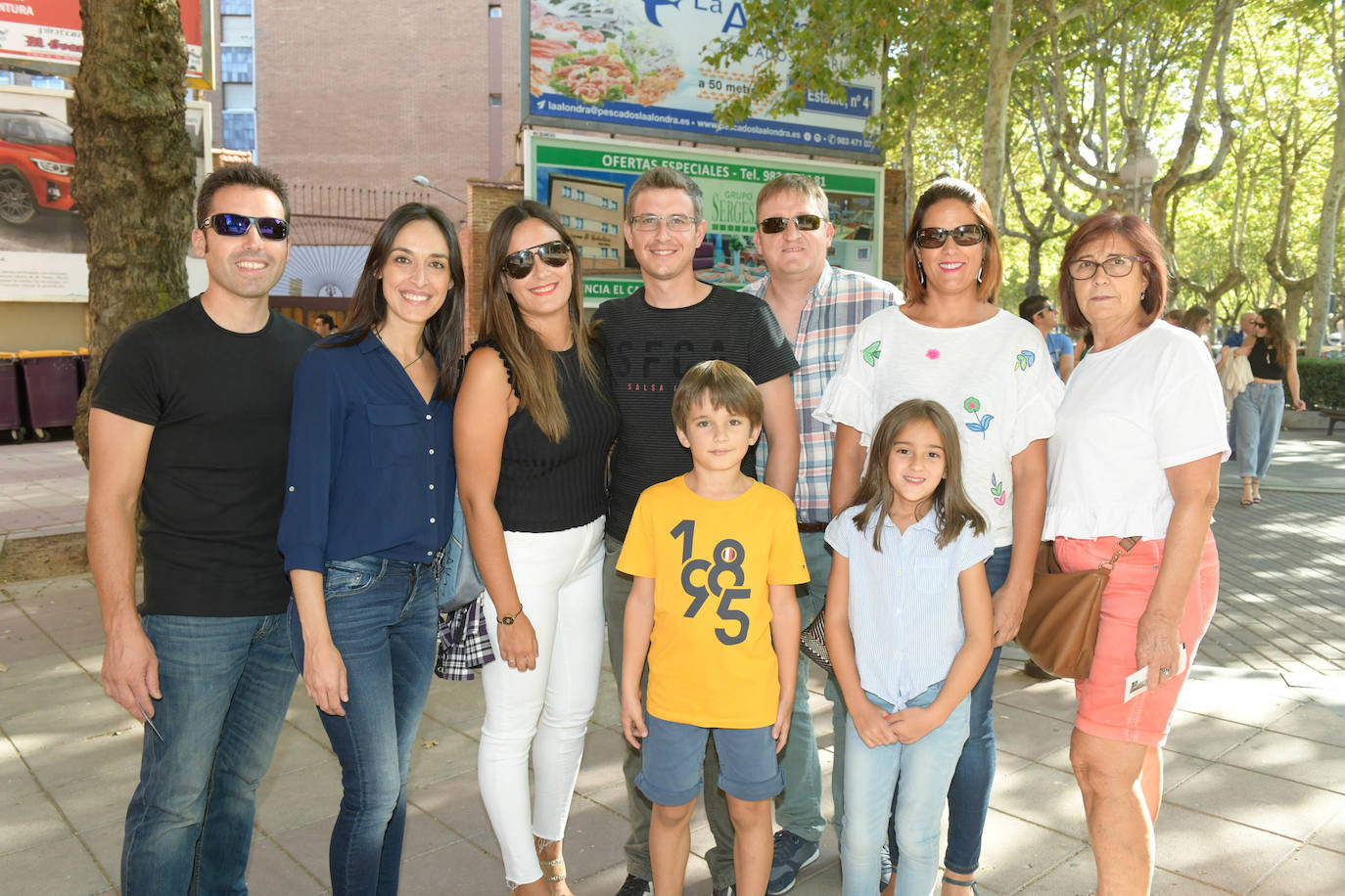 Un grupo de aficionados de Fuentelapeña (Zamora) llegan a la Plaza Mayor «para disfrutar de todos los cortadores».