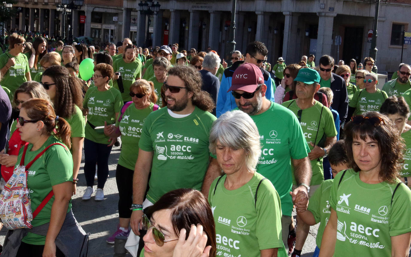 Participantes en la marcha contra el cáncer, durante los primeros metros del recorrido.