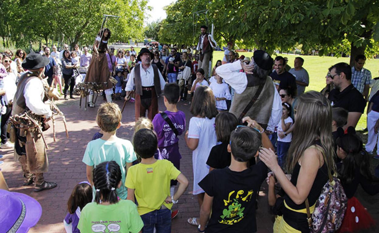 Pasacalles trashumante de la compañía Xip Xap. 