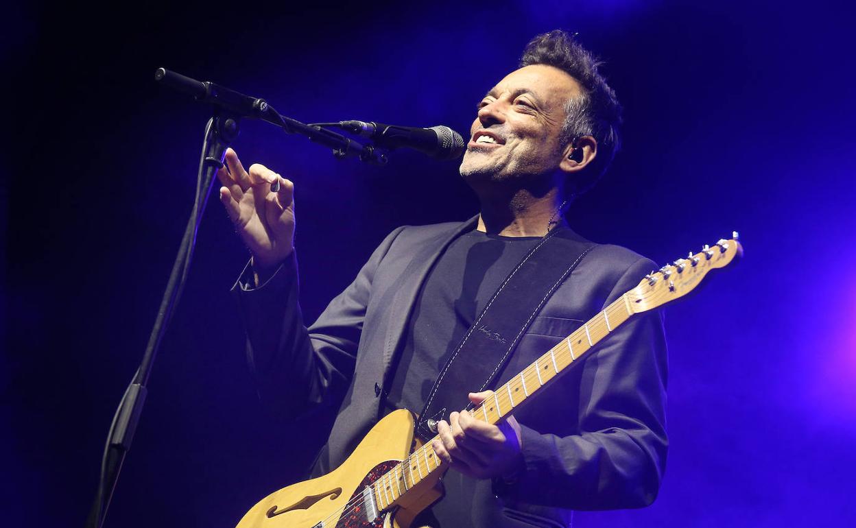 El cantante, Manuel Quijano.