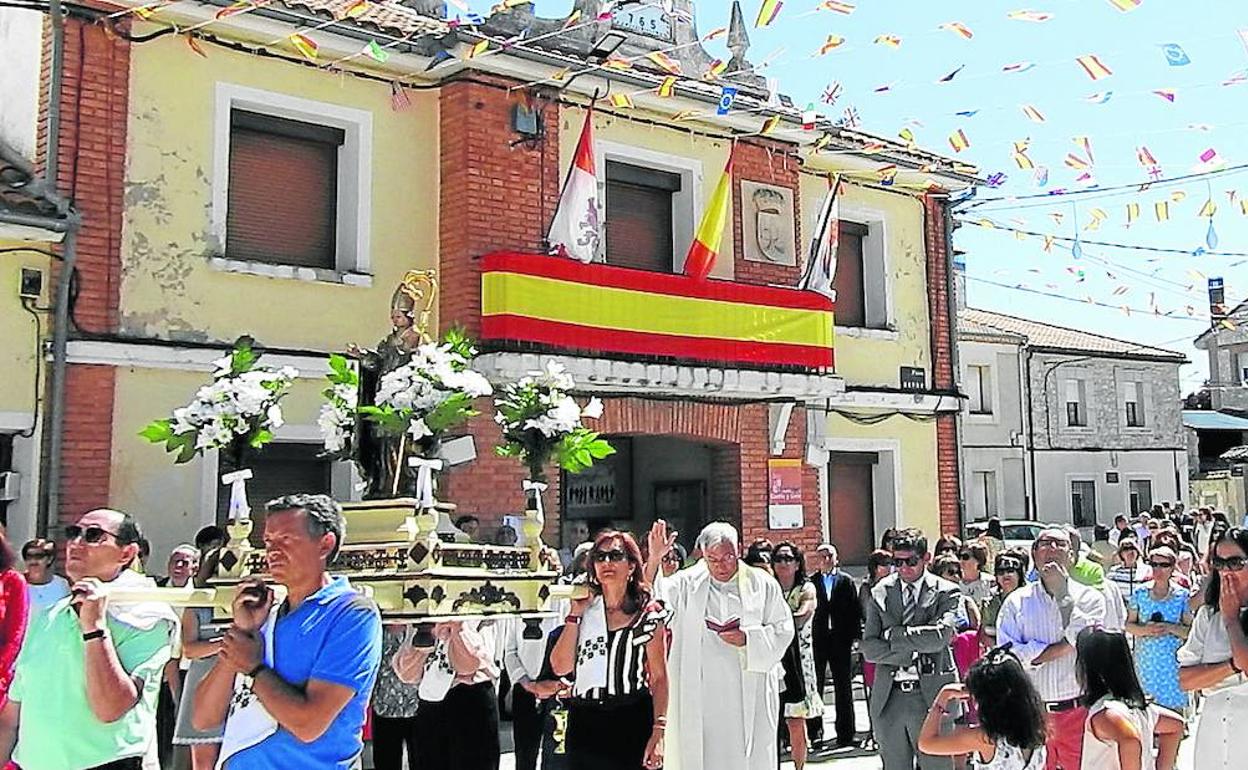 El pueblo asiste a la bendición del Sagrado Corazón en presencia de la imagen de San Nicolás, ayer en Fuentepiñel. 