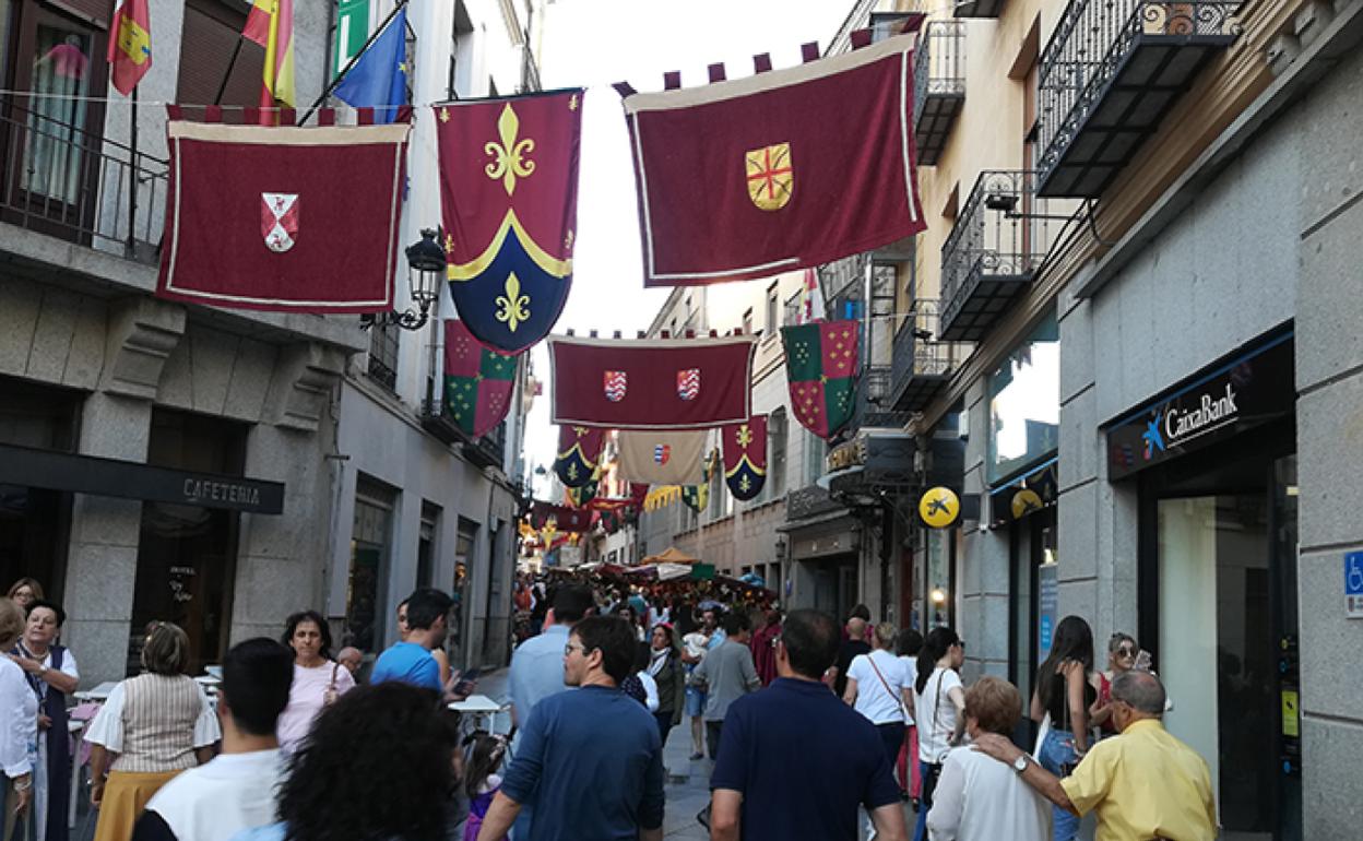 Una de las calles del centro de Ávila, adornada en el Mercado Medieval 