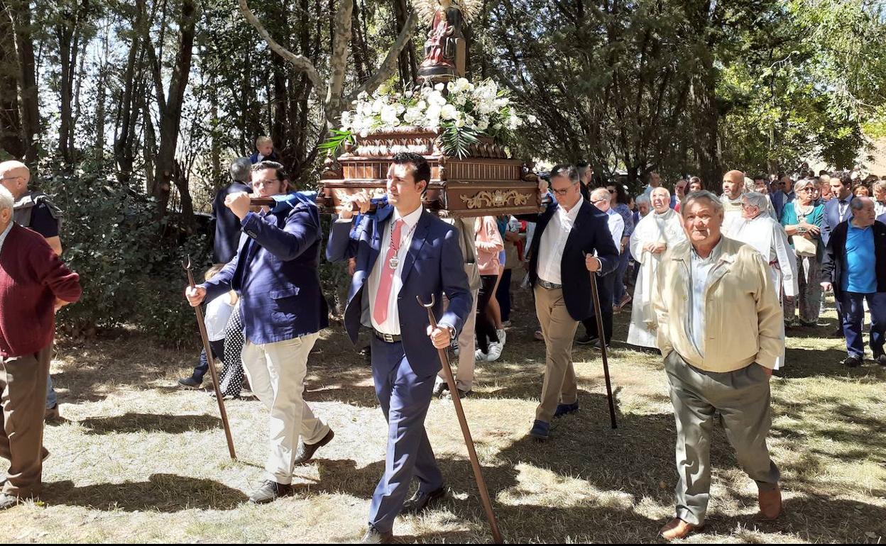 Los vecinos riosecanos llevan en andan y arropan a su patrona, la Virgen de Castilviejo, en una jornada festivas y campestre. 