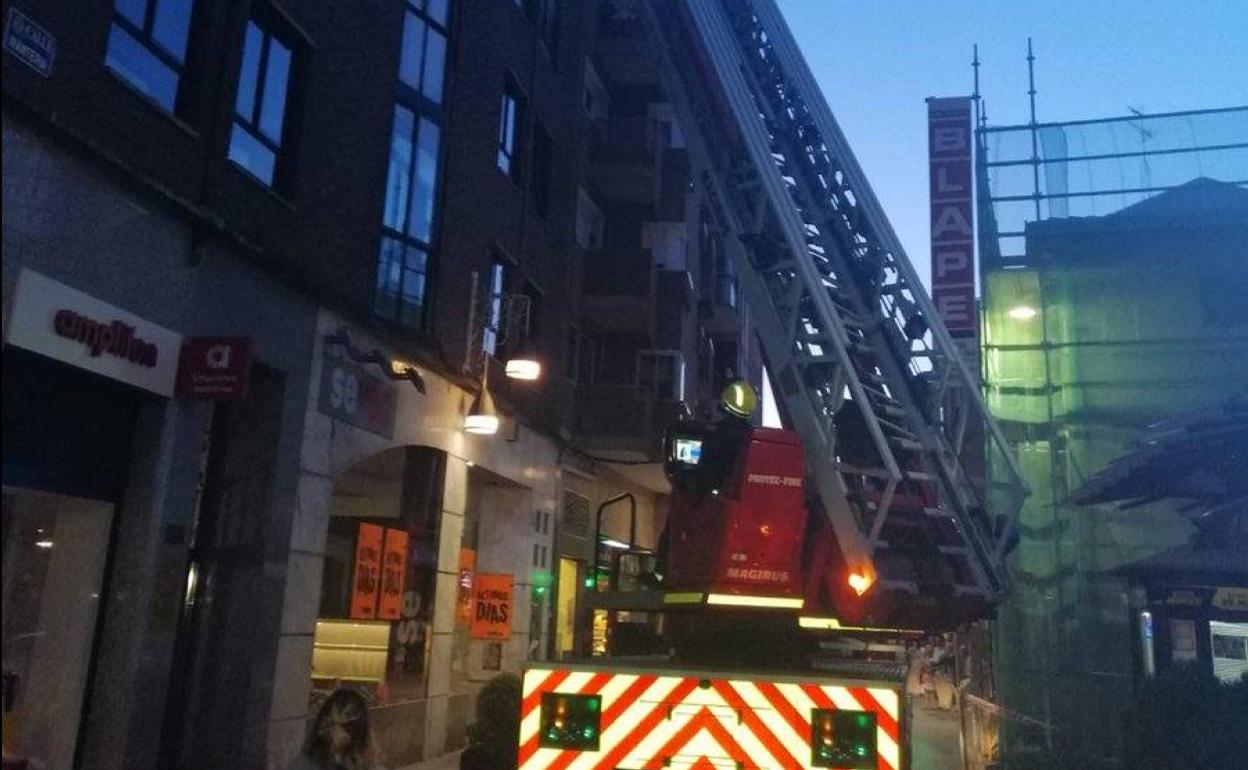 Los bomberos revisan la fachada del inmueble.