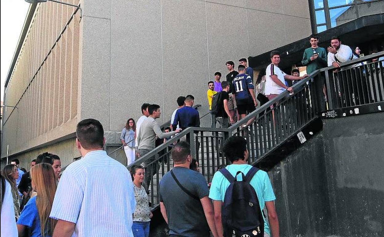 Los estudiantes acceden al campus segoviano.