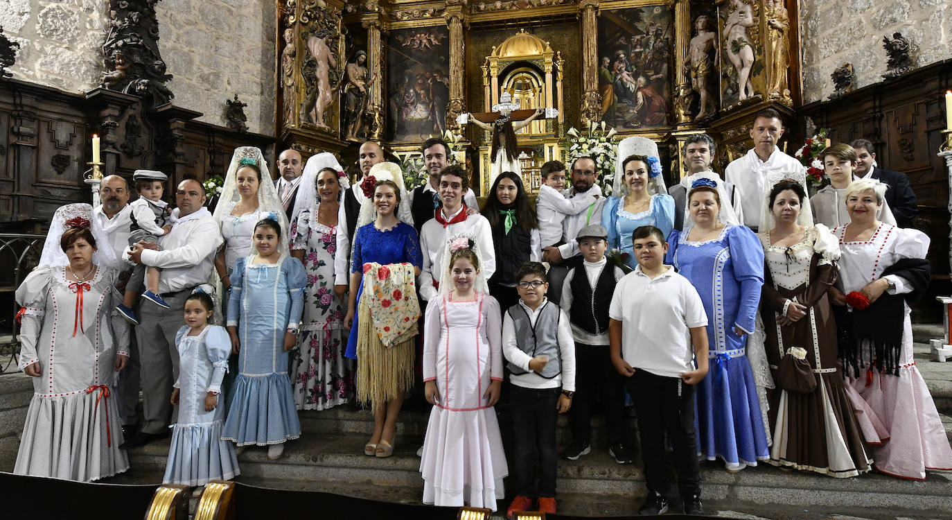 Fotos: Ofrenda de flores al Santísimo Cristo del Caloco en El Espinar