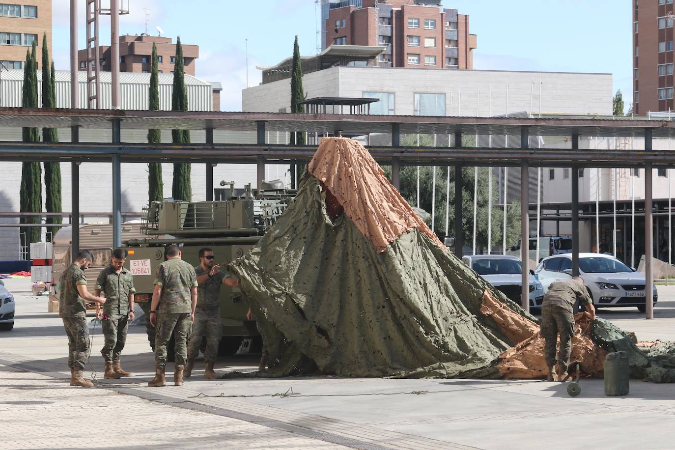 Ayuntamiento y Diputación de Valladolid han presentado hoy su expositor en la Feria de Muestras mientras el personal técnico ultimaba los detalles en las instalaciones.